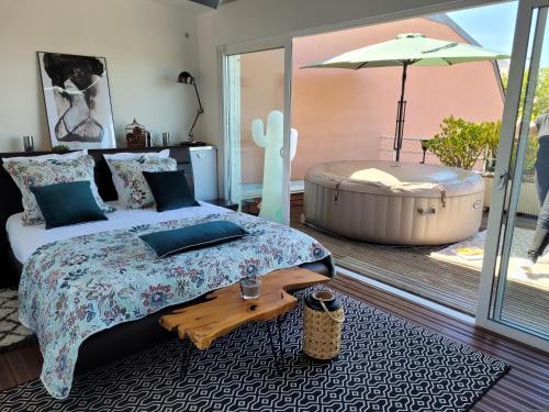 . La terrasse, jacuzzi et vue mer Plage à 200m