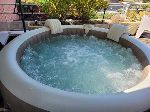 La terrasse, jacuzzi et vue mer à 100m de la plage