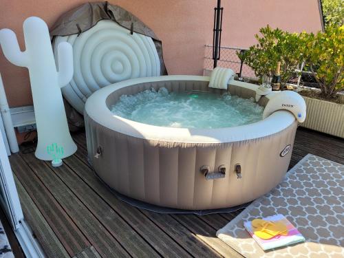 La terrasse, jacuzzi et vue mer à 100m de la plage