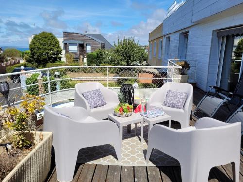 La terrasse, jacuzzi et vue mer à 100m de la plage