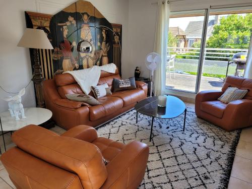 La terrasse, jacuzzi et vue mer à 100m de la plage