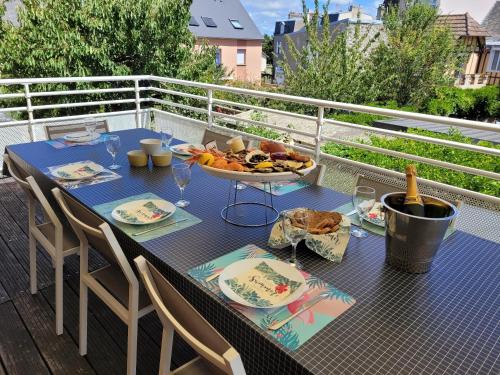 La terrasse, jacuzzi et vue mer Plage à 200m (La terrasse, jacuzzi et vue mer Plage a 200m) in 格朗维勒