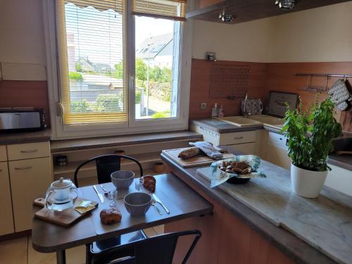 La terrasse, jacuzzi et vue mer Plage à 200m (La terrasse, jacuzzi et vue mer Plage a 200m) in 格朗维勒