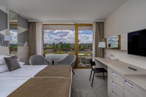 Premium Twin Room with Wellness and Fitness Access