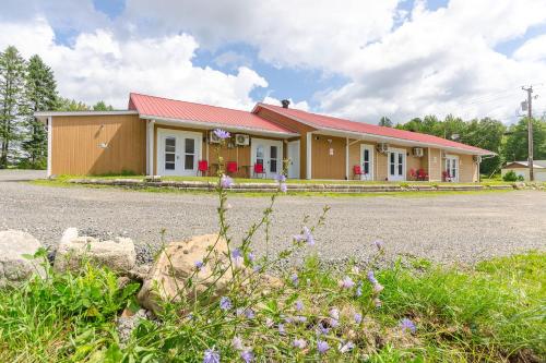 A szálláshely kívülről, Le Saint Alex in Saint-Alexis-Des-Monts (QC)