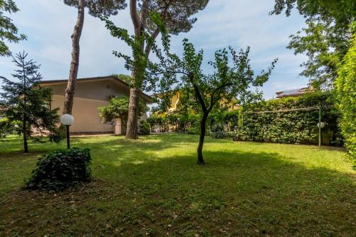  Villa esclusiva con 1000mq di giardino in Cinquale