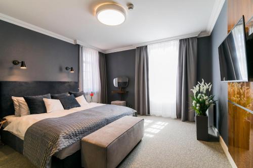 1 queen bed, 2 sofa beds