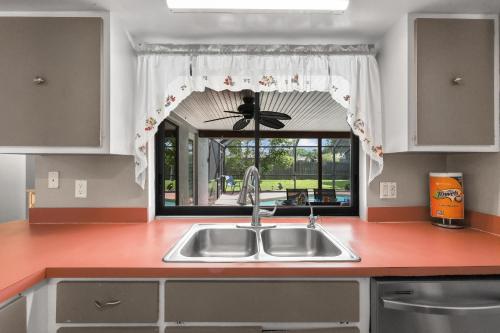 Dream family vacation, pool fun - Villa Florida Flair thumb 4