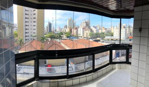 Apartamento com Varanda e Suíte Enseada Guarujá