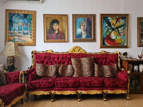 Folklore Retreat with Art & Mountain Views, Tirana
