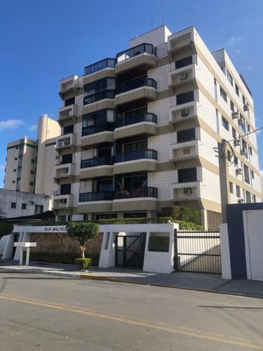 Apartamento com Varanda e Suíte Enseada Guarujá