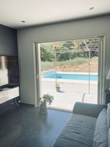 Közös társalgó / TV, Jolie maison de 110 m 2, pour 6 personnes, au calme, avec piscine in Saint-Saturnin-les-Apt