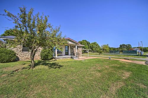 Eufaula Retreat with Lake Views Walk to Marina in Eufaula, USA