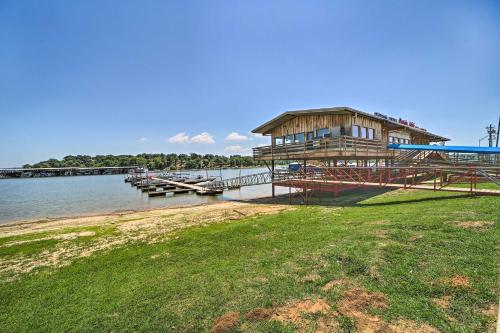 Eufaula Retreat with Lake Views Walk to Marina in Eufaula, USA