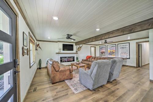 Eufaula Retreat with Lake Views Walk to Marina in Eufaula, USA