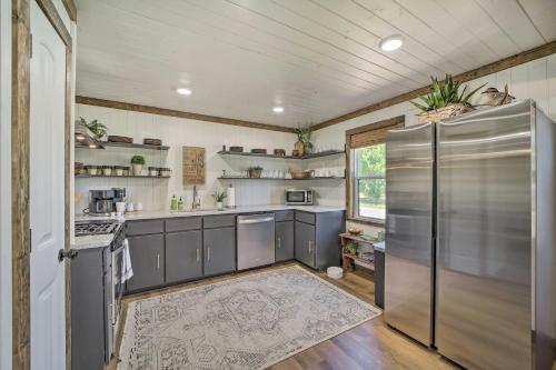 Eufaula Retreat with Lake Views Walk to Marina in Eufaula, USA