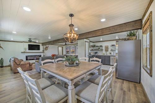Eufaula Retreat with Lake Views Walk to Marina in Eufaula, USA