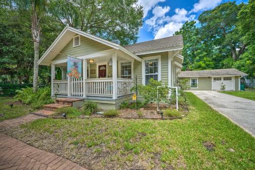 Walk to Mount Dora Historic District Cozy Home! in เมาท์ โดรา (FL)