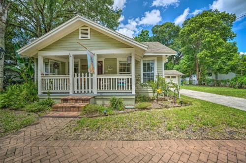 Walk to Mount Dora Historic District Cozy Home! in เมาท์ โดรา (FL)