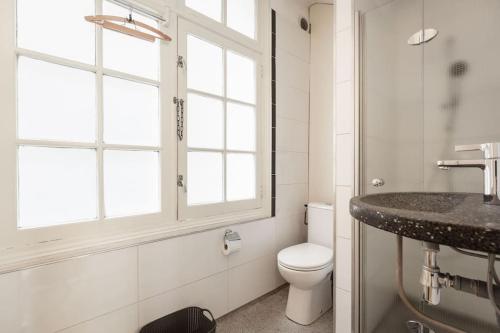 New! Private Authentic Apartment In City Centre! 5