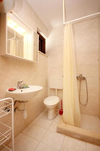 One-Bedroom Apartment with Terrace and Sea View image 4