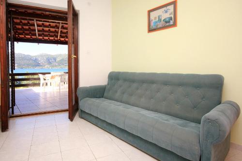 One-Bedroom Apartment with Terrace and Sea View image 3