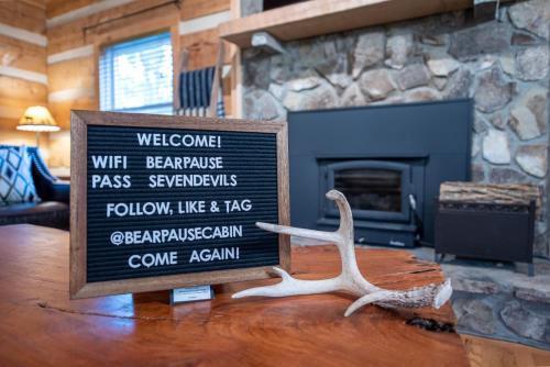 Bear Pause Cabin 3 BR/3BA Amazing view of the Lake in Seven Devils, USA