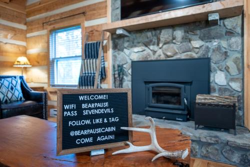 Bear Pause Cabin 3 BR/3BA Amazing view of the Lake in Seven Devils, USA