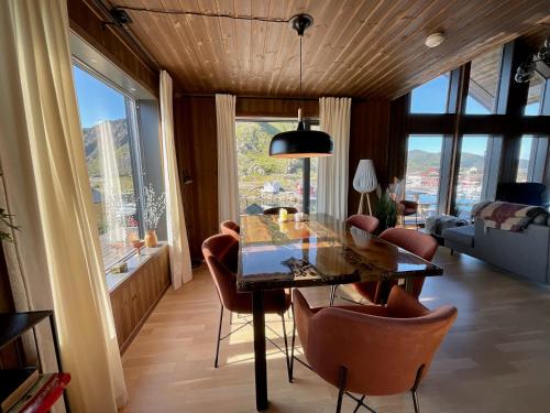 Oceanfront Cabin in Lofoten with Panoramic View 5