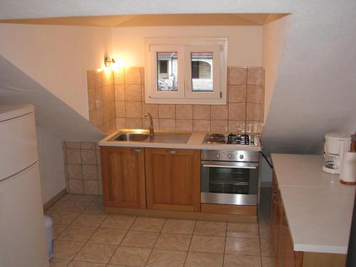 廚房, 皮耶里諾公寓式酒店 (Apartments & Rooms Pierino) in 布拉克島