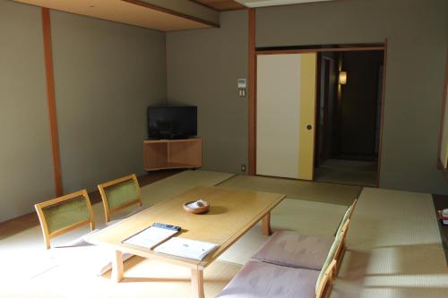 Sansuikan Kawayu Midoriya The 3-star Sansuikan Kawayu Midoriya offers comfort and convenience whether youre on business or holiday in Hongu. The hotel offers guests a range of services and amenities designed to provide comfor