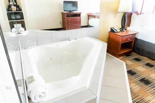 كانتري إن آند سويتس باي راديسون - هيلين - جورجيا (Country Inn & Suites by Radisson, Helen, GA) in هيلين - جورجيا