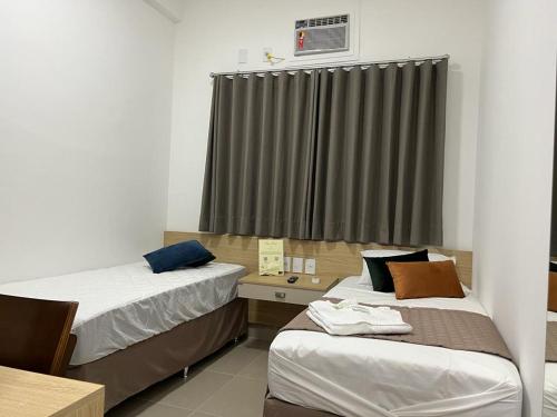 2 twin beds