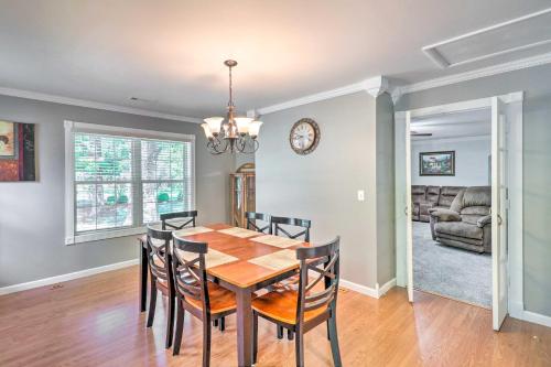 Charming Retreat Less Than 2 Mi to Cranfield Marina! in Mountain Home, USA