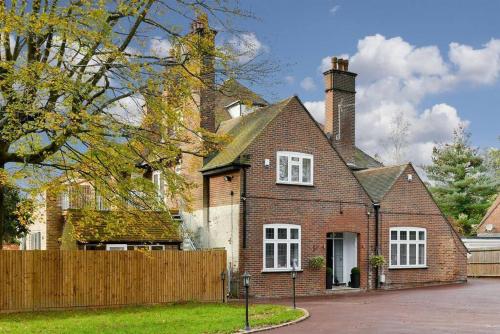Exclusive kingswood Warren estate luxury apartment