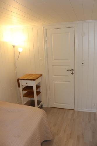 Nice Apartment with1 bedroom Separate living room with a sofa bed and a tiny kitchen a bathroom located in Nordstrand near by the Sea for 3 guests with a garden and grill with sea view just outside the apartment, Oslo (photo 6)