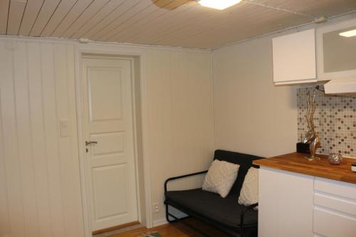 Nice Apartment with1 bedroom Separate living room with a sofa bed and a tiny kitchen a bathroom located in Nordstrand near by the Sea for 3 guests with a garden and grill with sea view just outside the apartment, Oslo (photo 9)