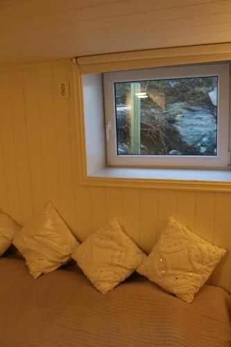 Nice Apartment with1 bedroom Separate living room with a sofa bed and a tiny kitchen a bathroom located in Nordstrand near by the Sea for 3 guests with a garden and grill with sea view just outside the apartment, Oslo (photo 11)