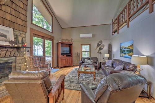 Beech Mountain Cabin Retreat with Hot Tub and Views! in Beech Mountain, USA