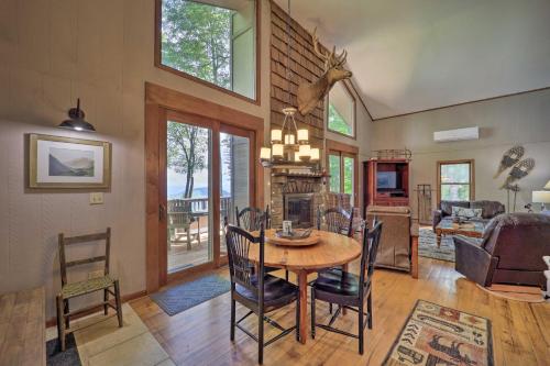 Beech Mountain Cabin Retreat with Hot Tub and Views! in Beech Mountain, USA