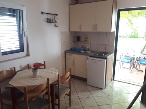 Apartments by the sea Zaostrog, Makarska - 6659