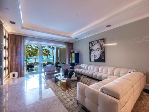 Unique and Luxurious Oceanfront Apartment