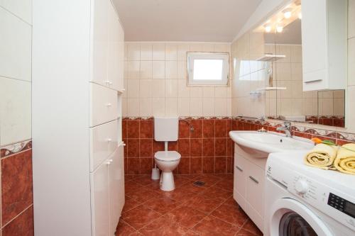 Three-Bedroom Apartment with Terrace and Sea View image 10