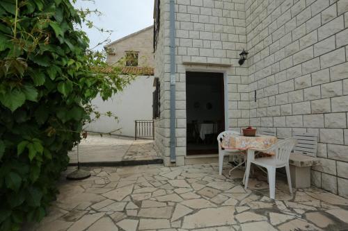 Apartments with a parking space Splitska Brac - 15197 - image 8