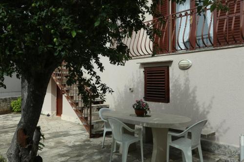 Apartments with a parking space Splitska Brac - 15197 - image 11
