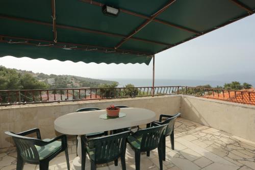 Apartments with a parking space Splitska Brac - 15197 - image 3