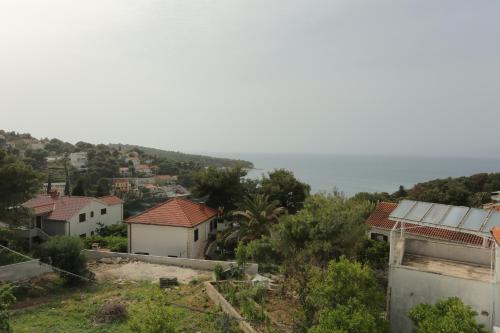 Apartments with a parking space Splitska Brac - 15197 - main image