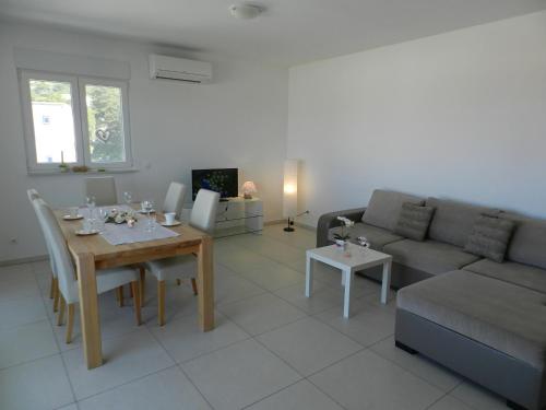 Three-Bedroom Apartment with Balcony and Sea View room in Apartments with parking space Baska Voda Makarska - 15214