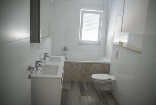 Three-Bedroom Apartment with Balcony and Sea View image 9