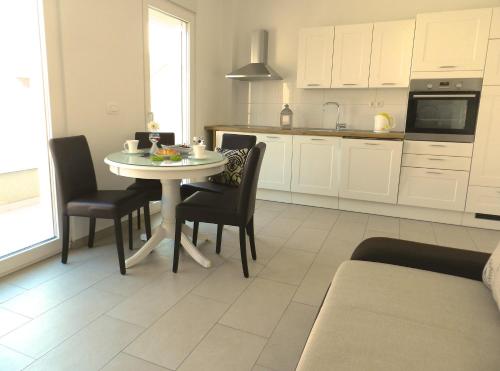 One-Bedroom Apartment with Terrace room in Apartments with parking space Baska Voda Makarska - 15214